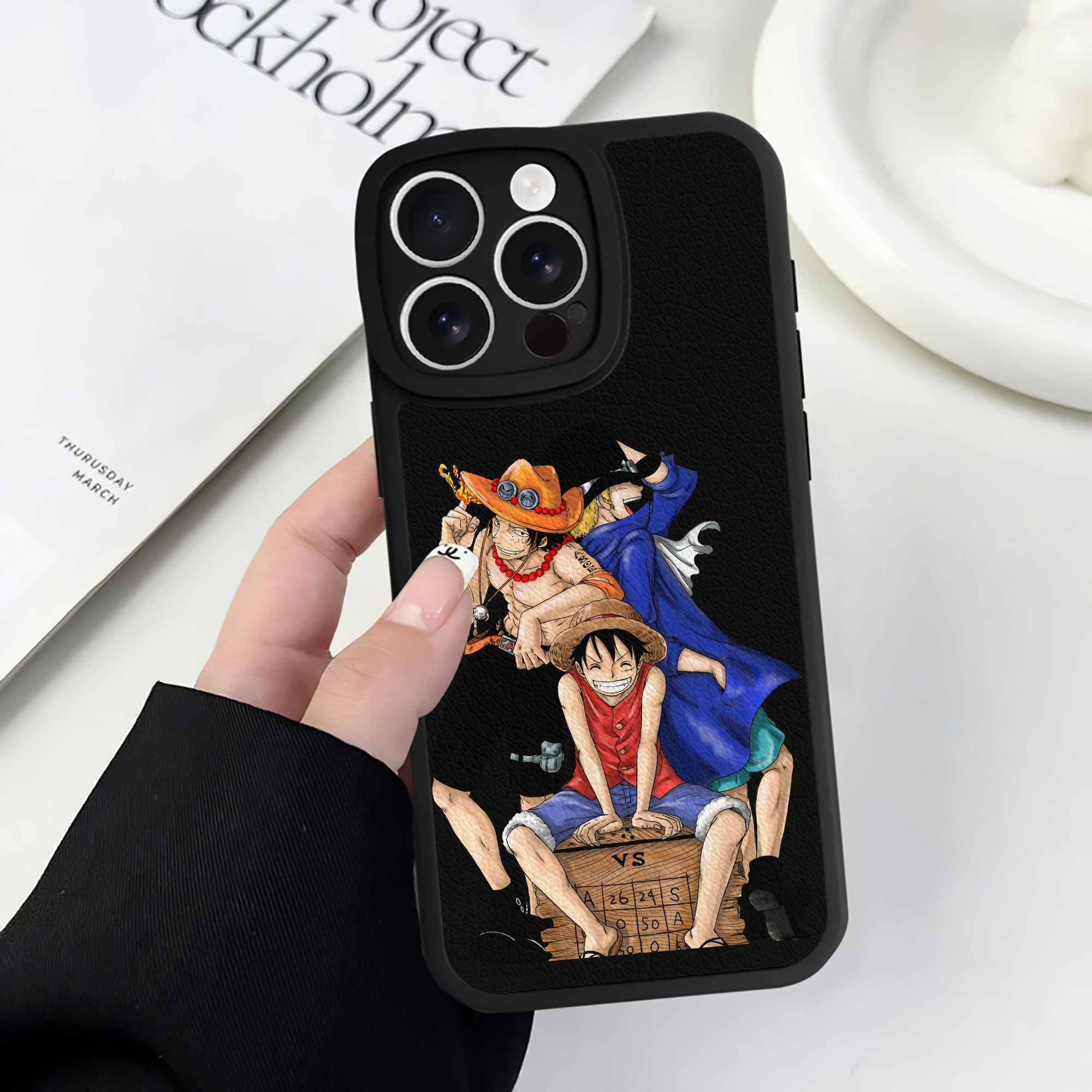 （画像用） ワンピース モンキー・D・ルフィ ONE PIECE Monkey D. Luffy 【iPhone 16シリーズ対応】シリコンスマホケース（レザー調） 材質：シリコン